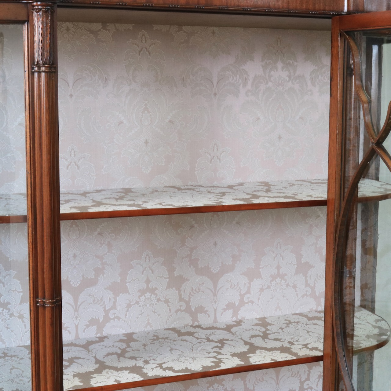 グラスキャビネット