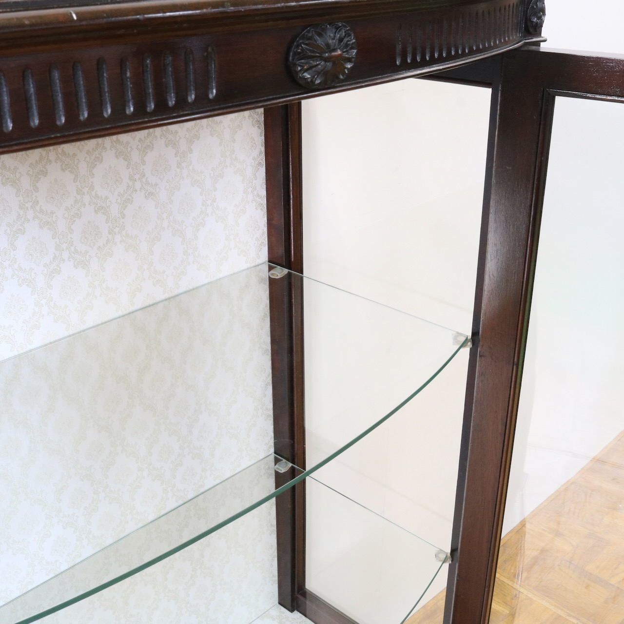 グラスキャビネット