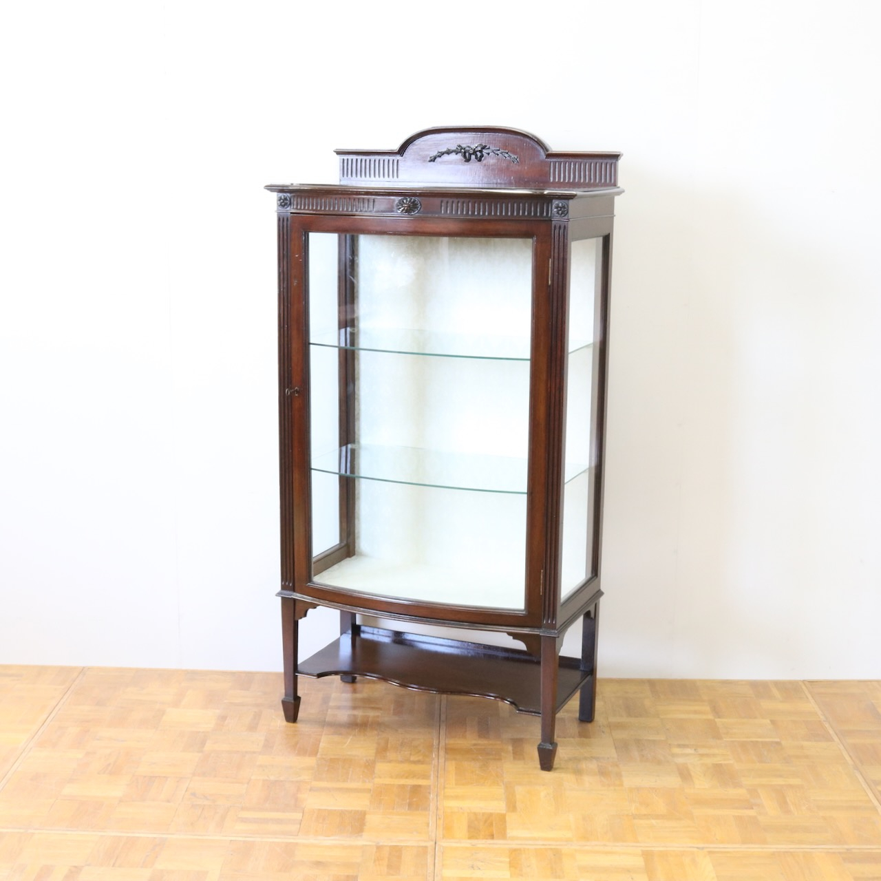 グラスキャビネット