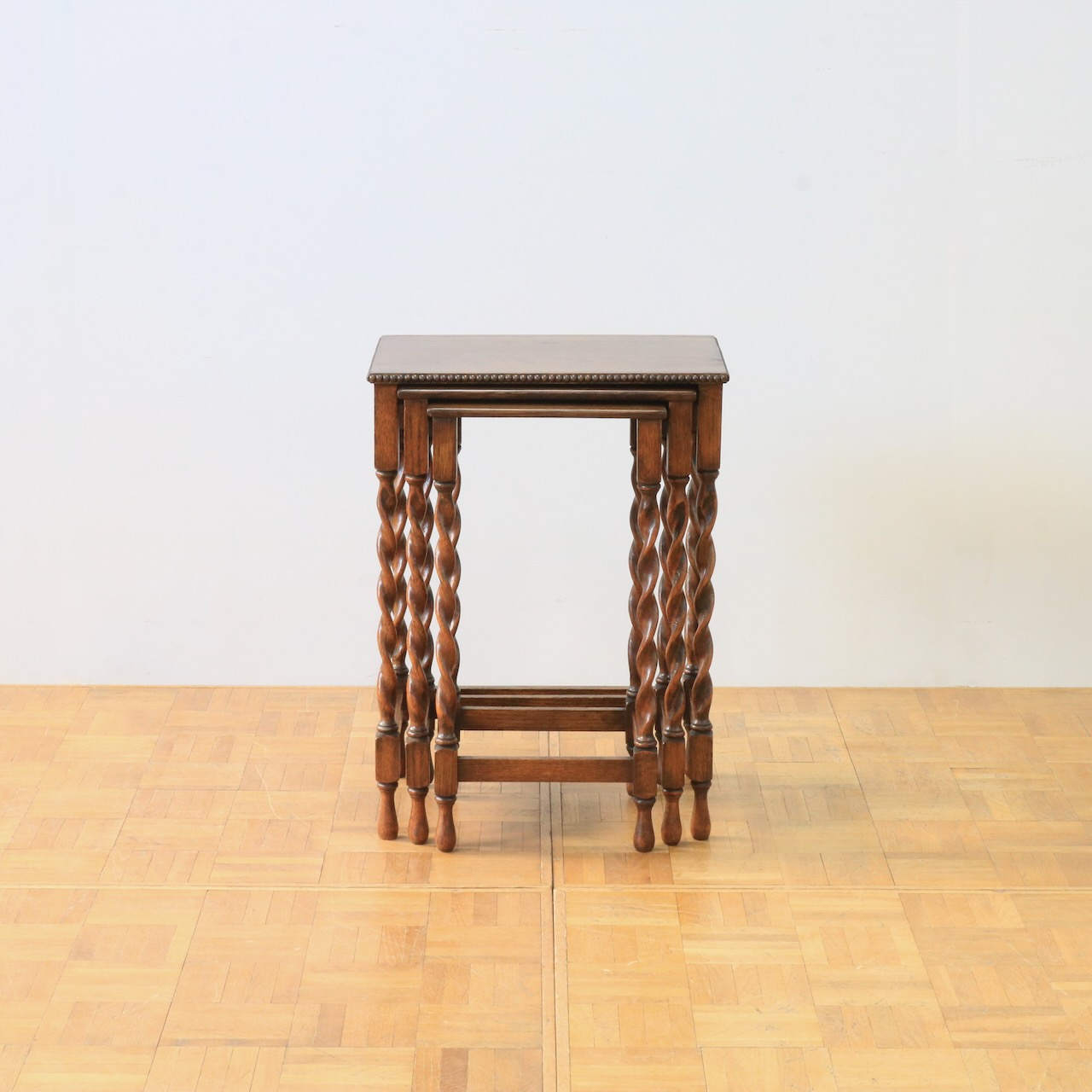 ネストテーブル