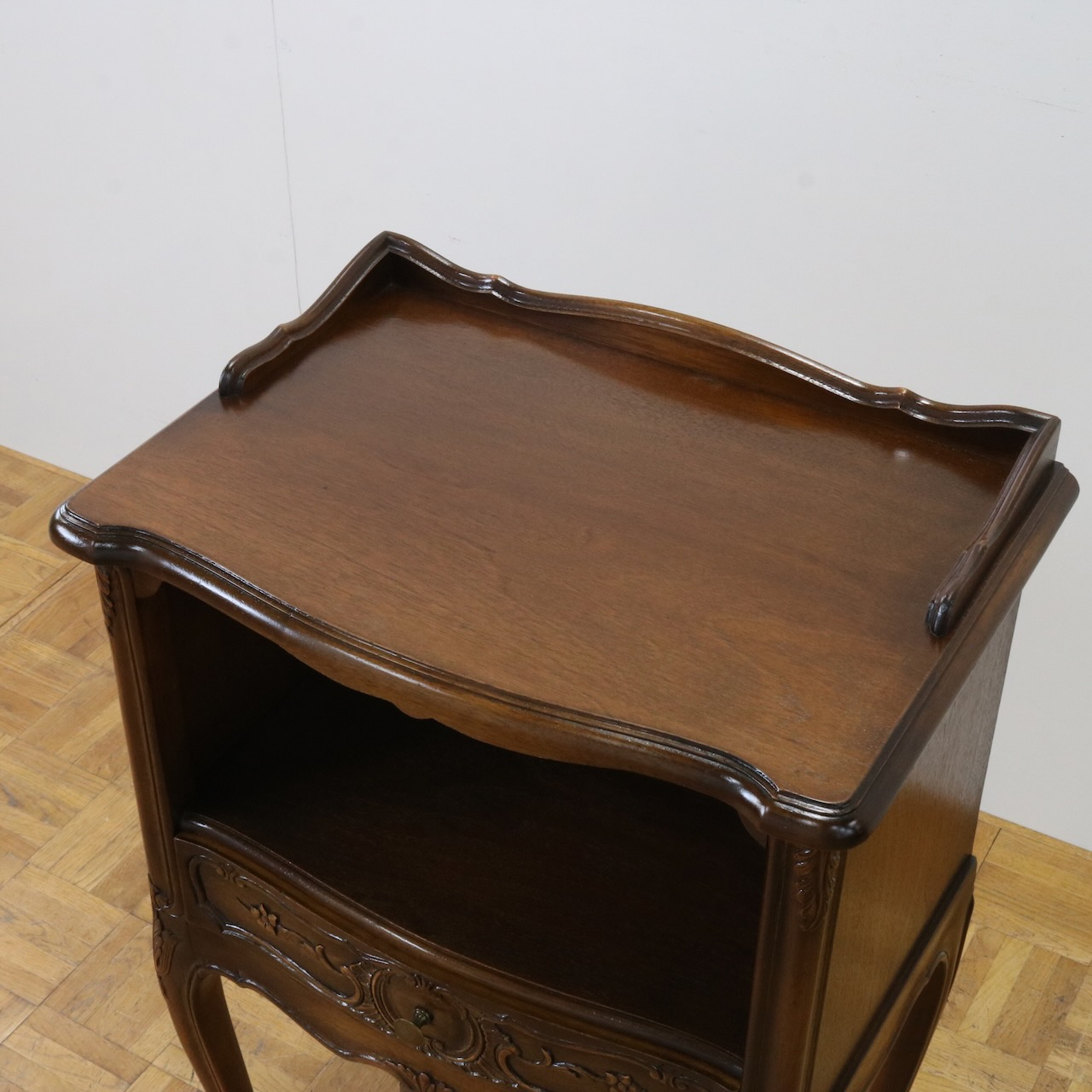 ペディスタルカップボード