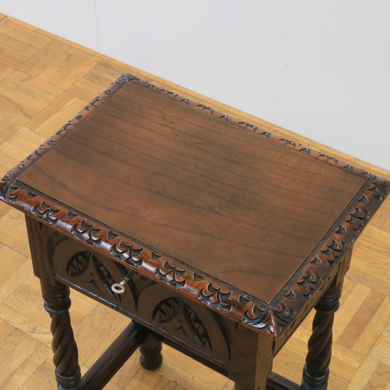 サイドテーブル