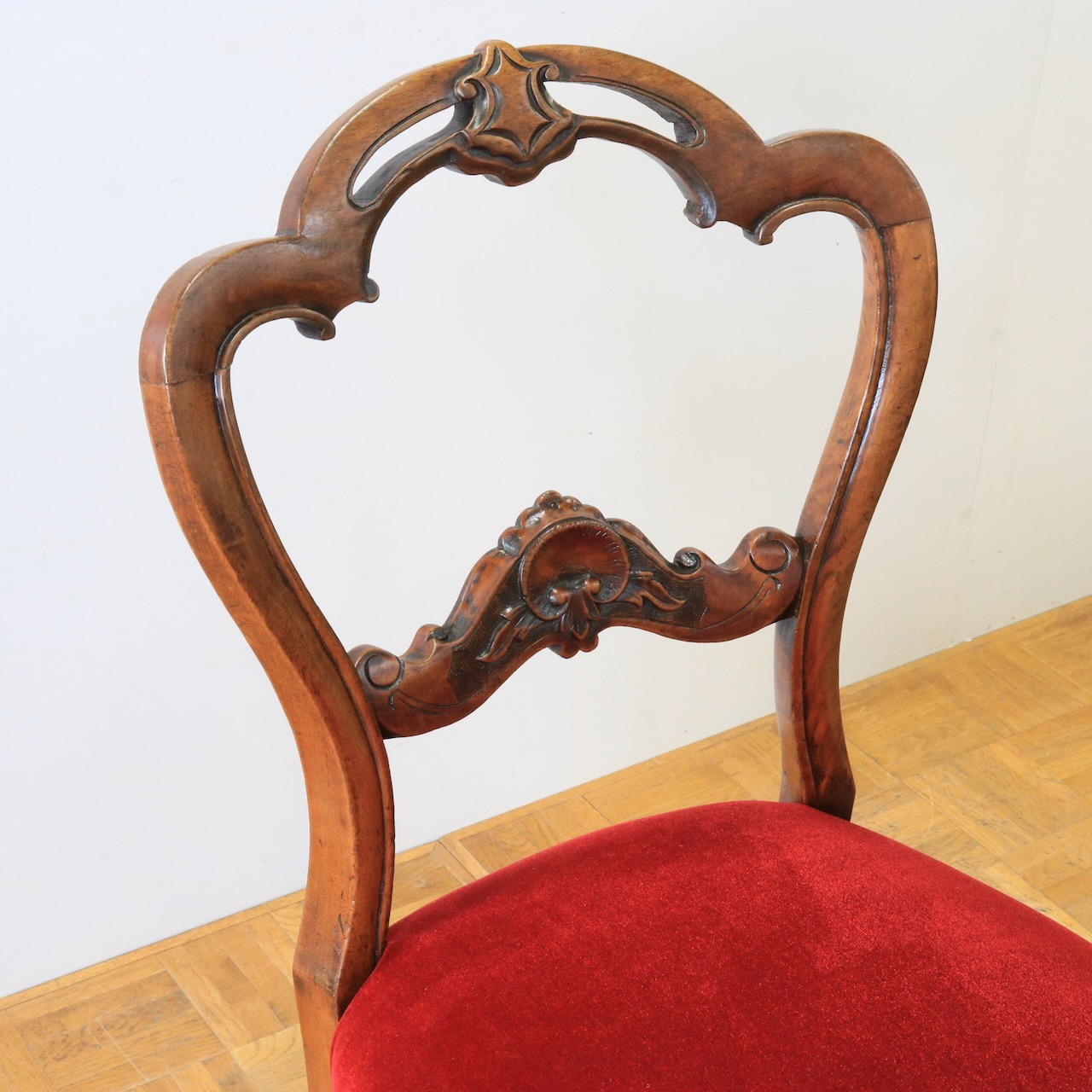 バルーンバックチェアー