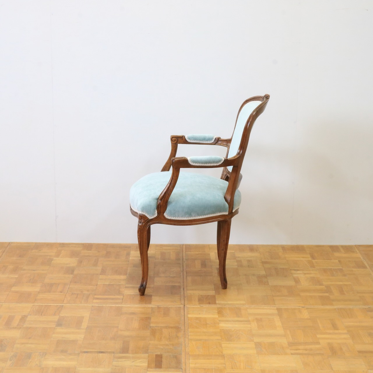 アームチェアー