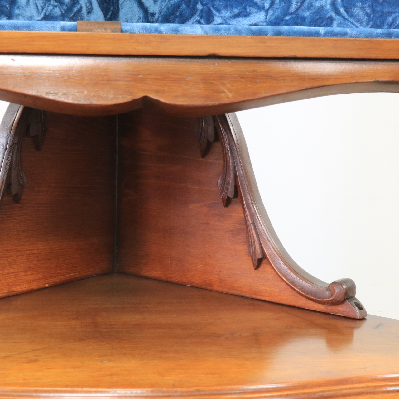 コーナーキャビネット