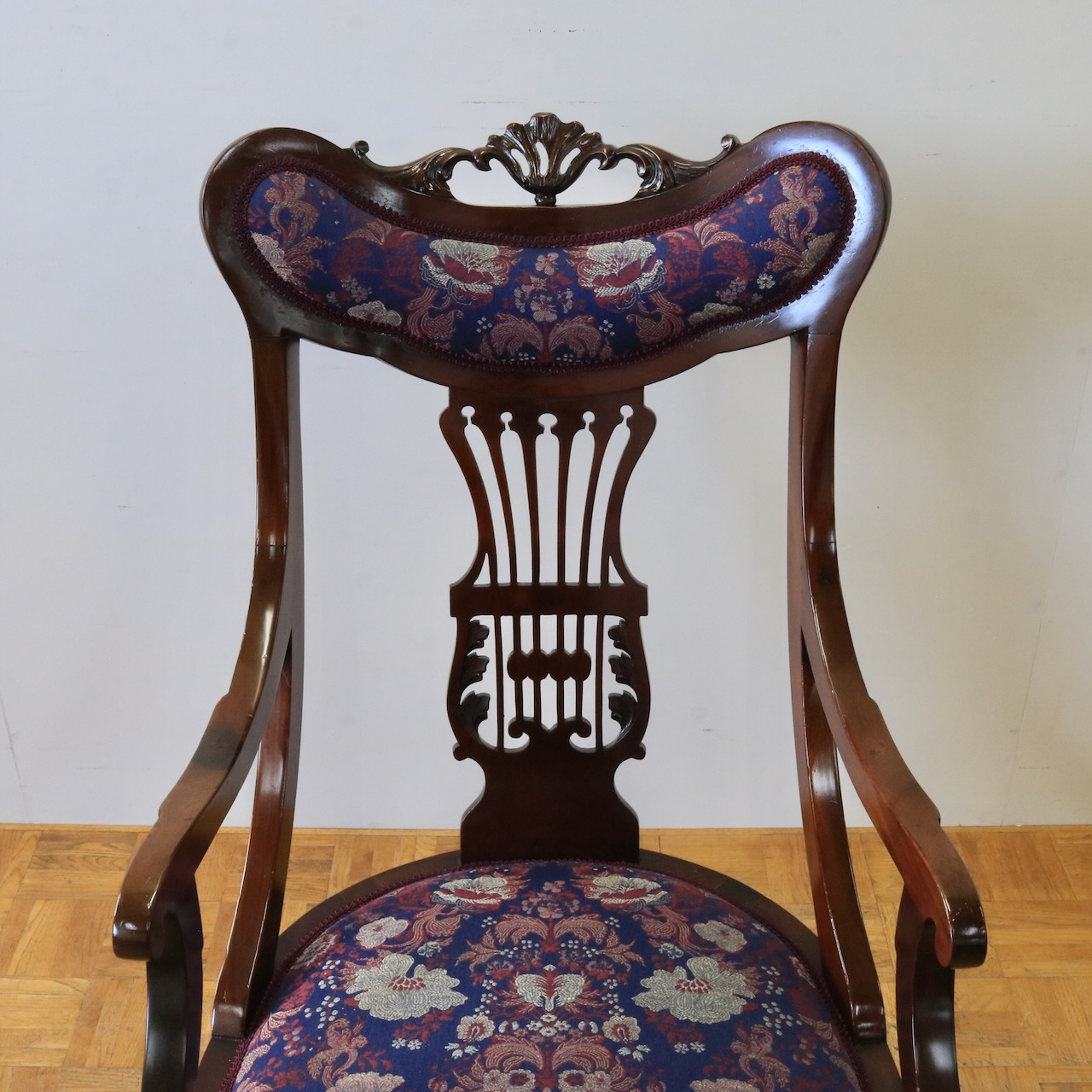 アームチェアー