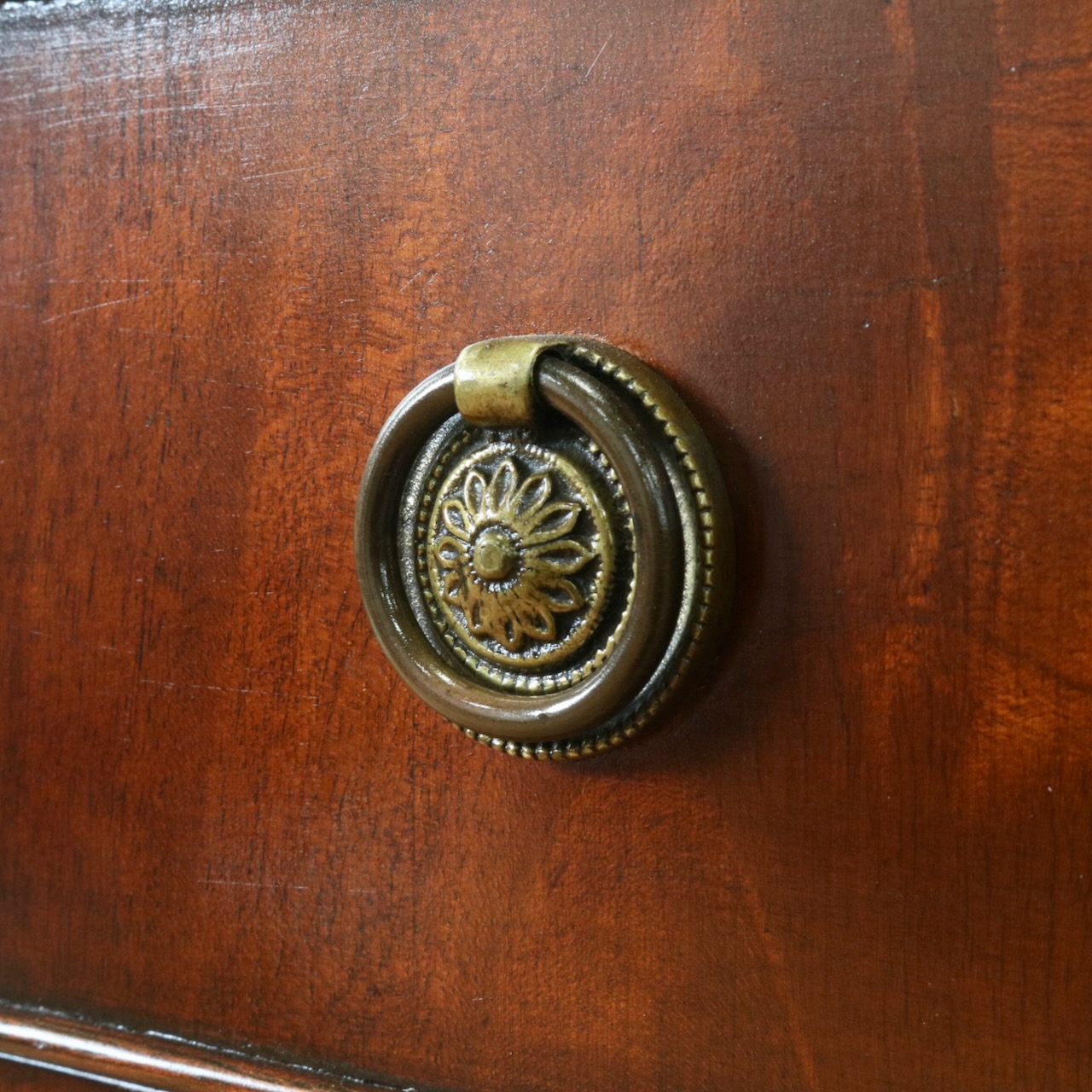 ベッドサイドチェスト