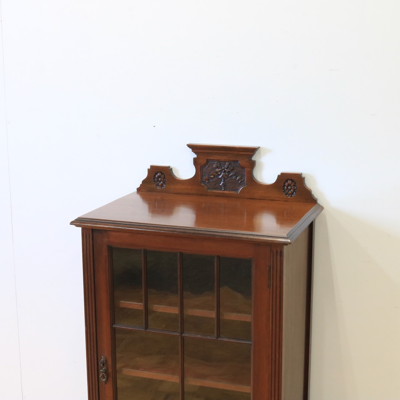 グラスキャビネット