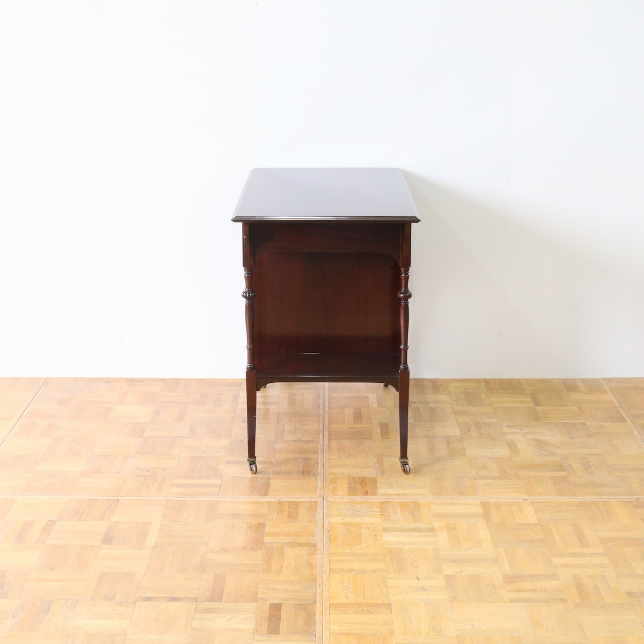 サイドテーブル