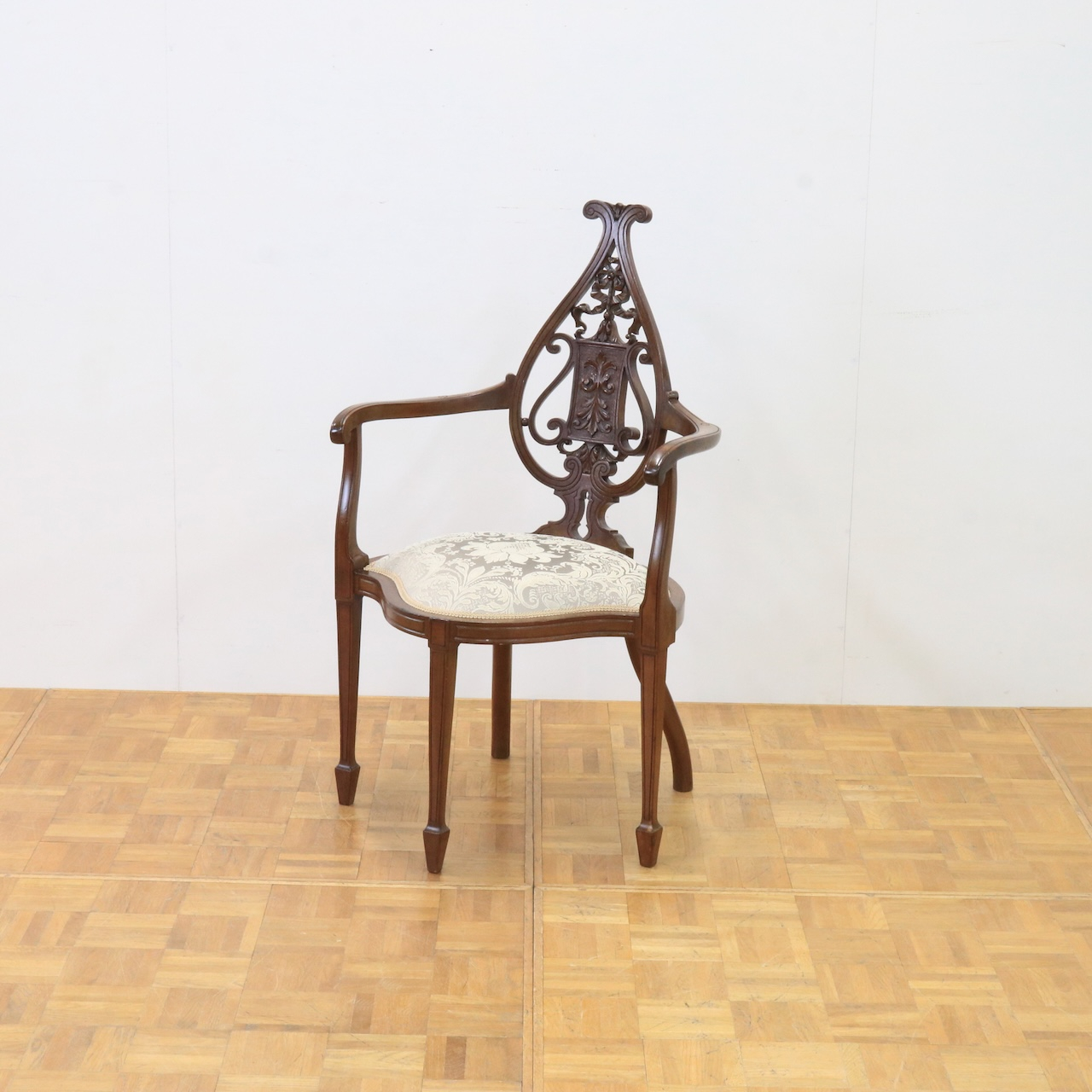 アームチェアー