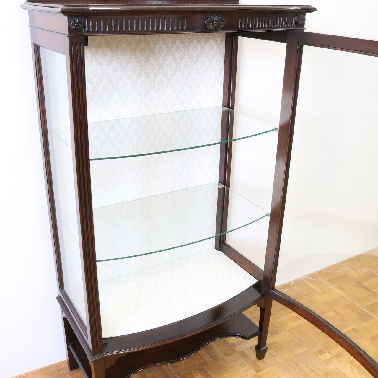 グラスキャビネット