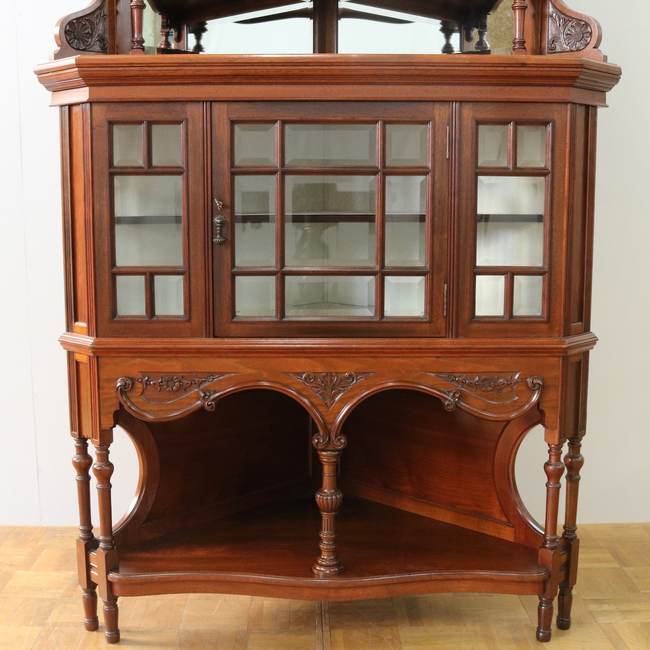 コーナーキャビネット