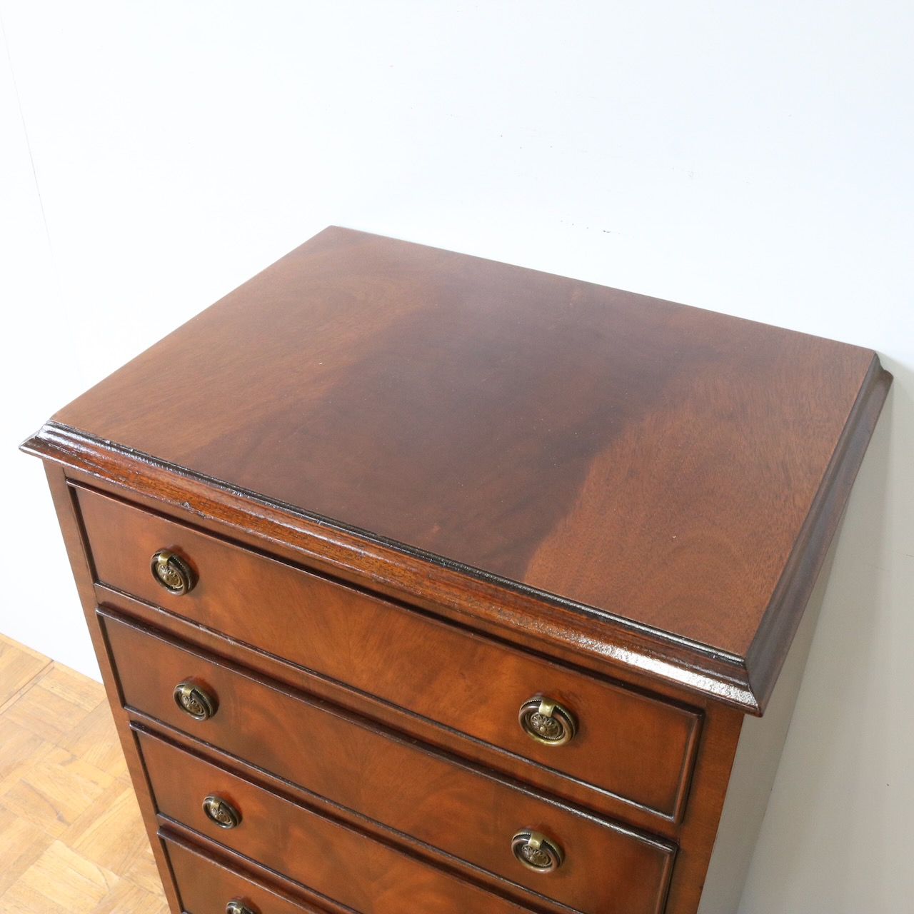 ベッドサイドチェスト