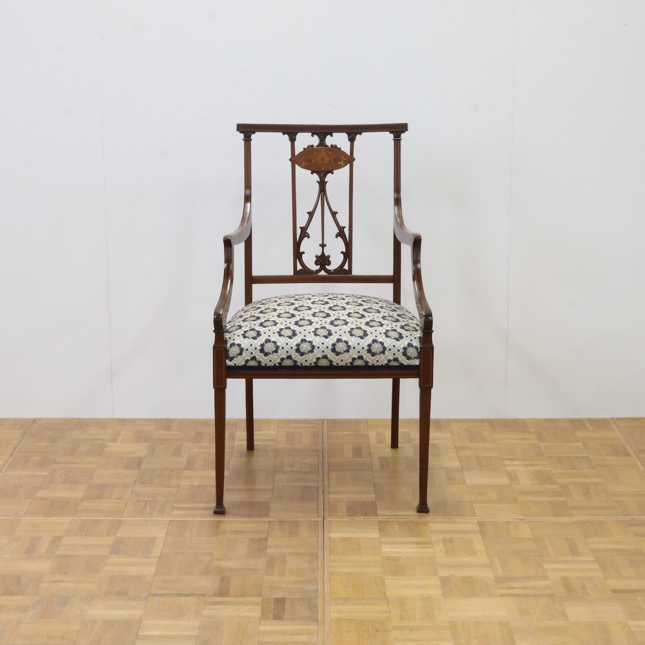 アームチェアー