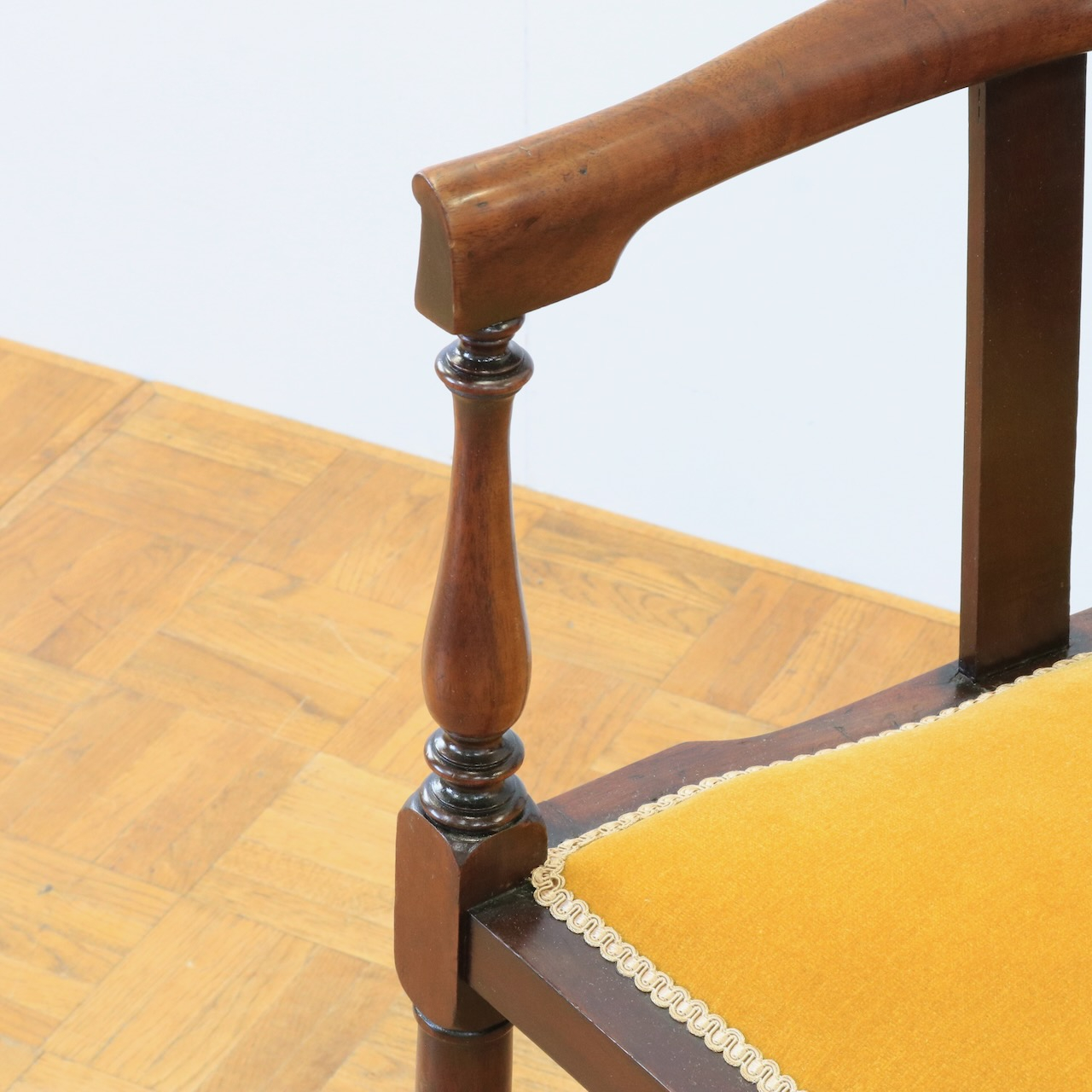 アームチェアー