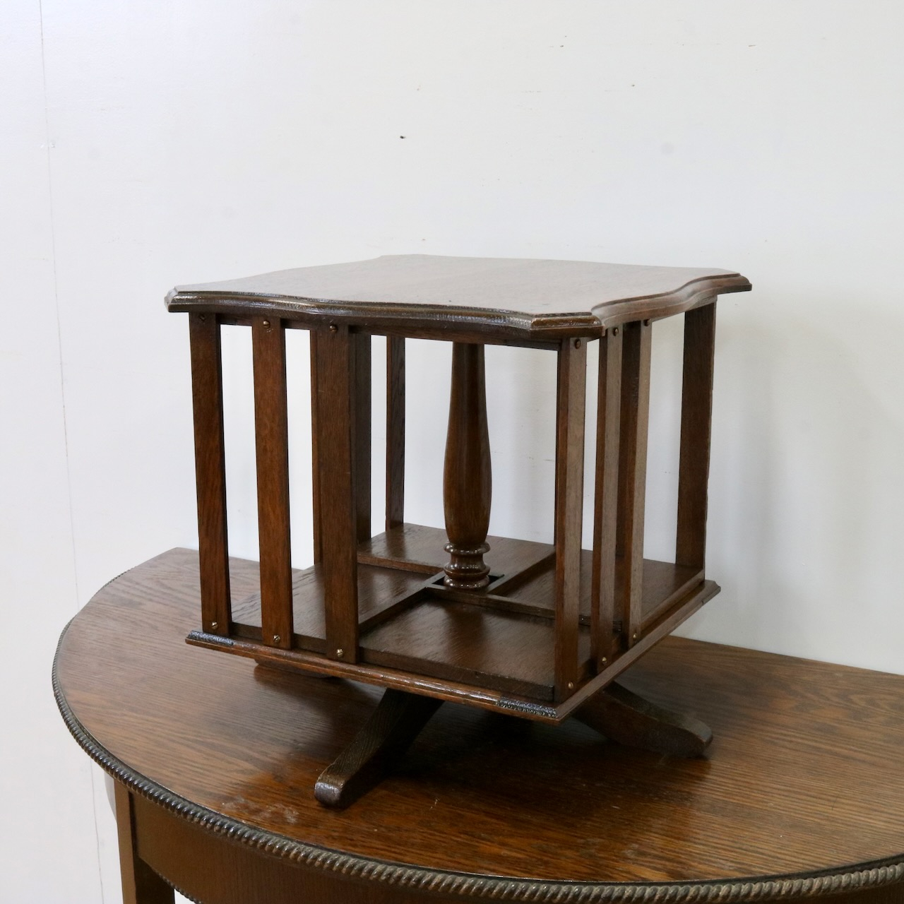 リボルビングブックケース