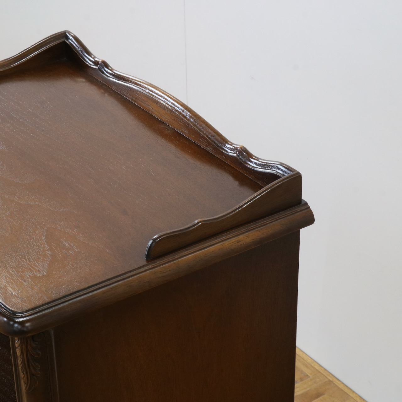 ペディスタルカップボード