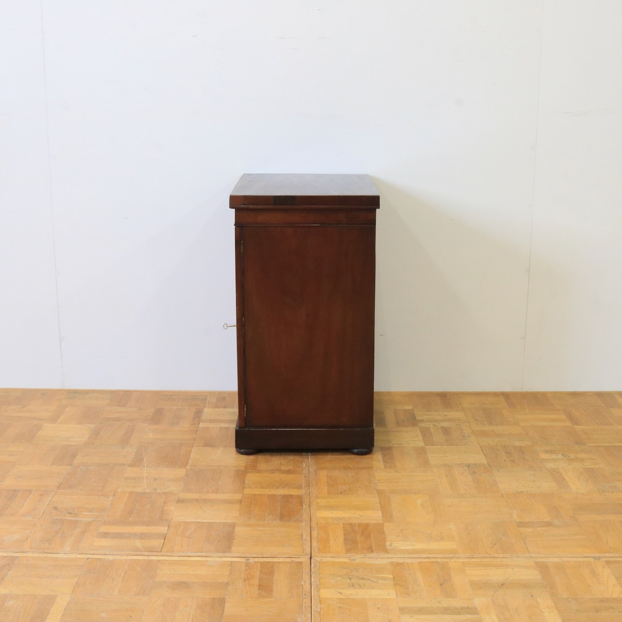 ベッドサイドチェスト