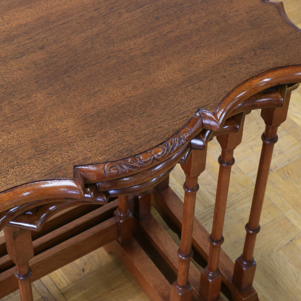 ネストテーブル