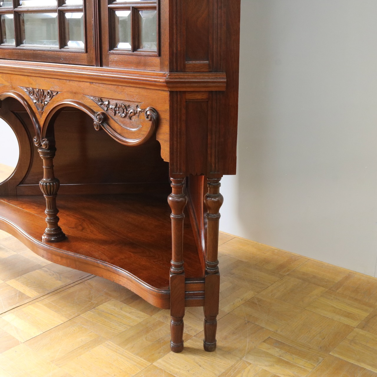 コーナーキャビネット