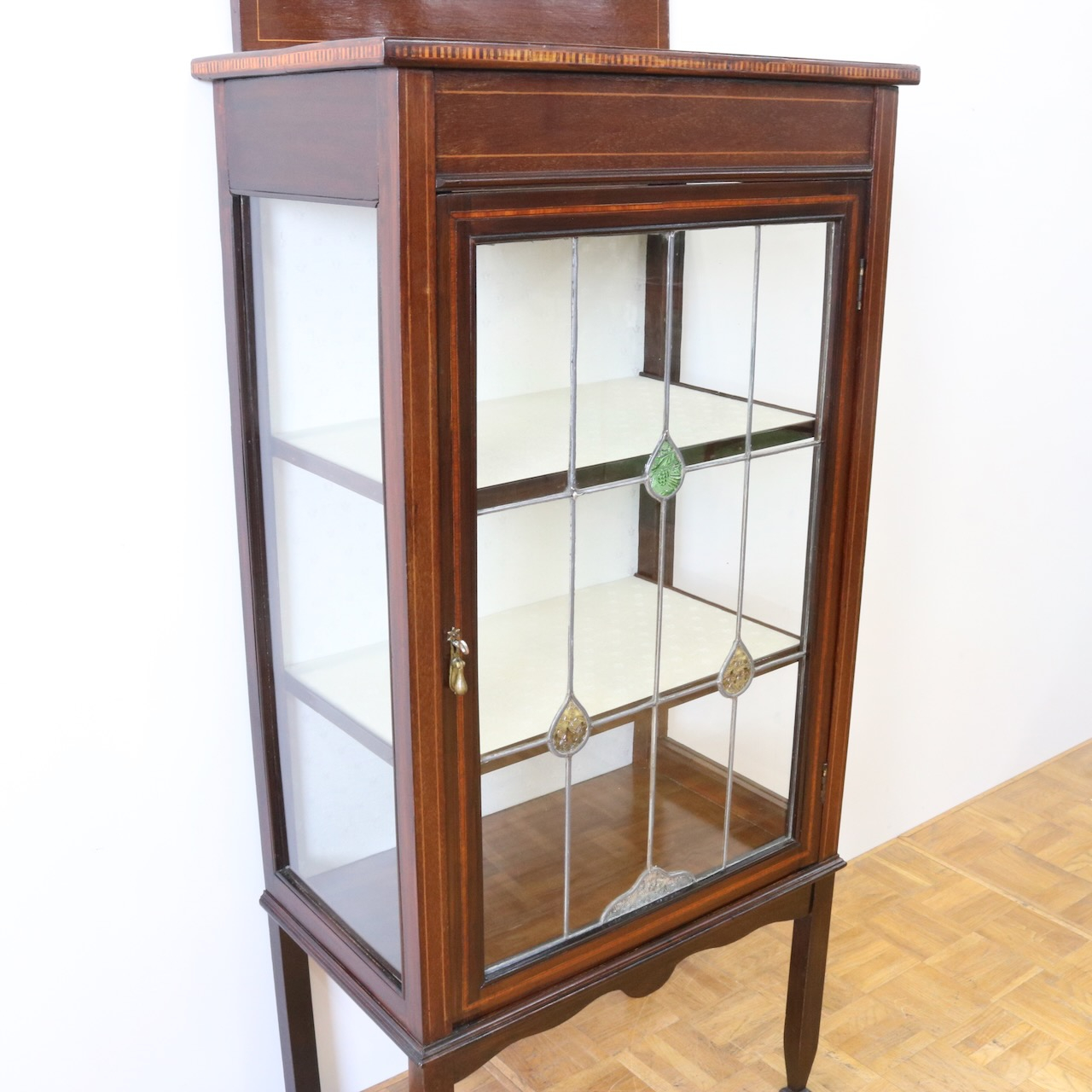 グラスキャビネット