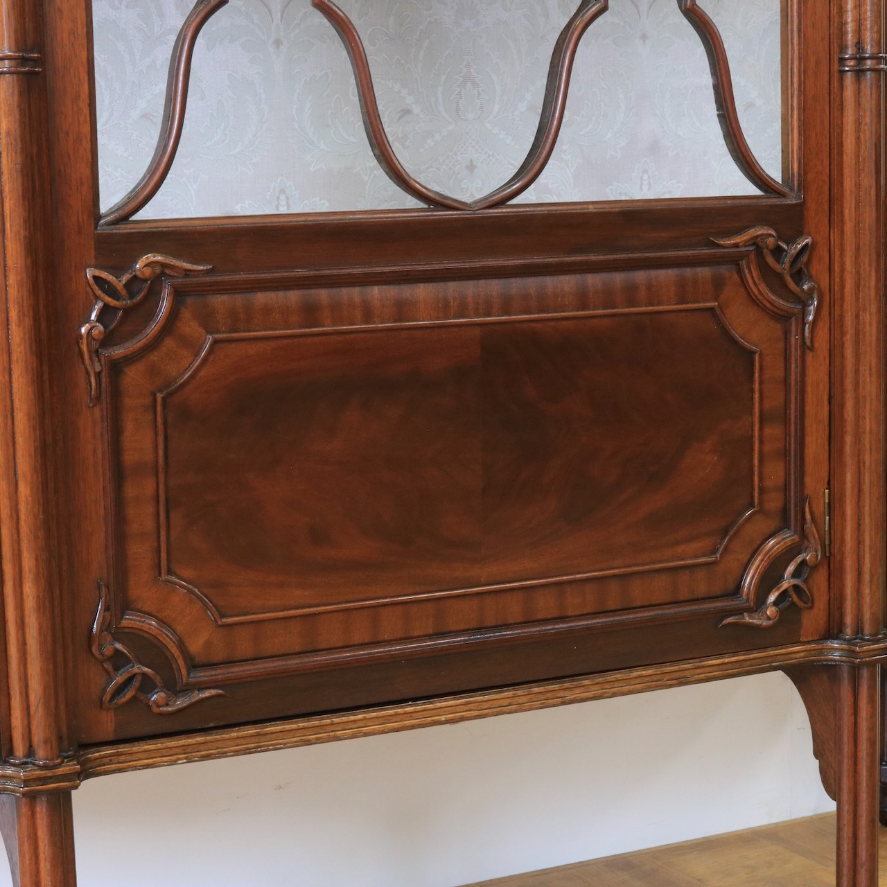 グラスキャビネット