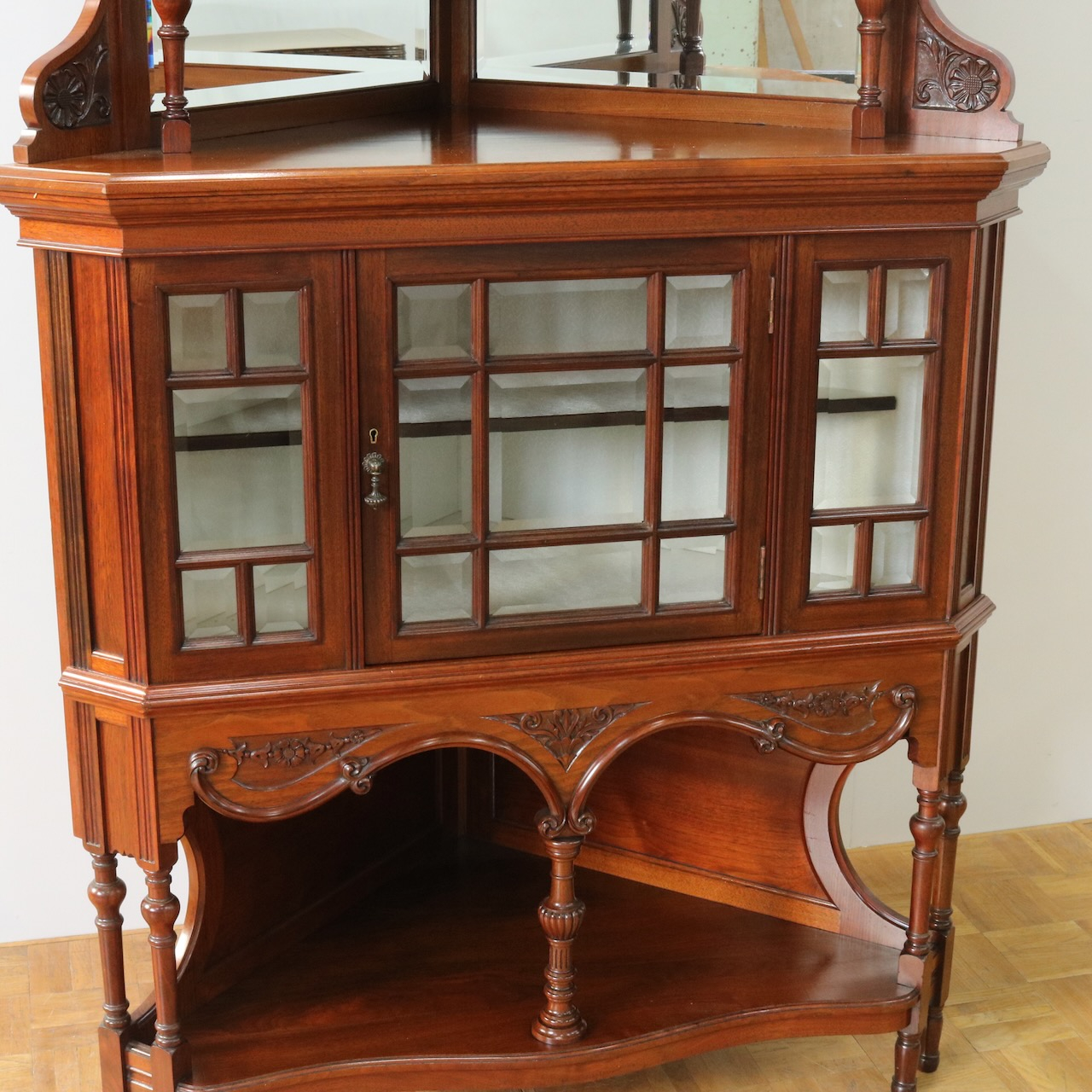 コーナーキャビネット