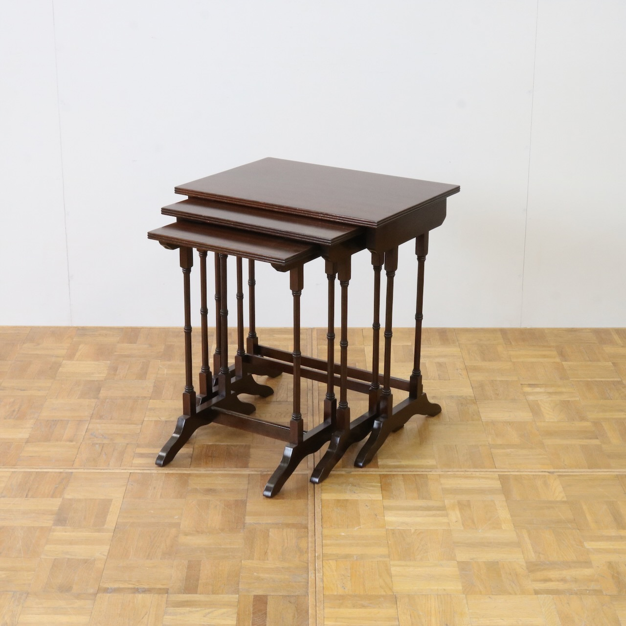 ネストテーブル