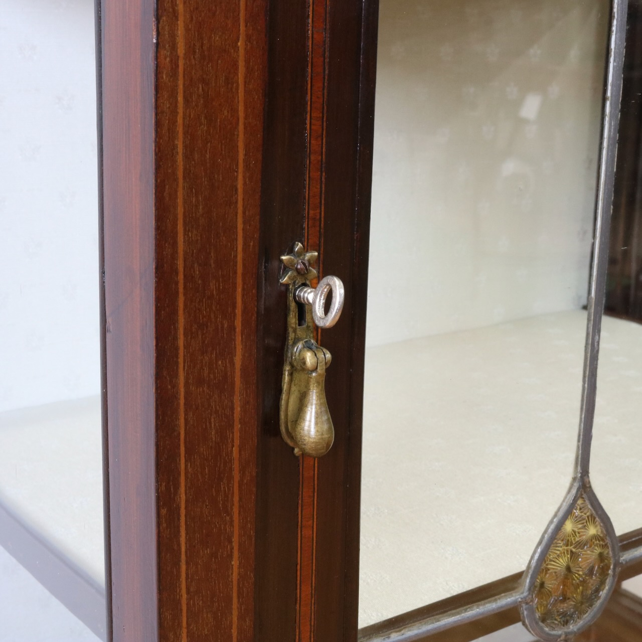 グラスキャビネット