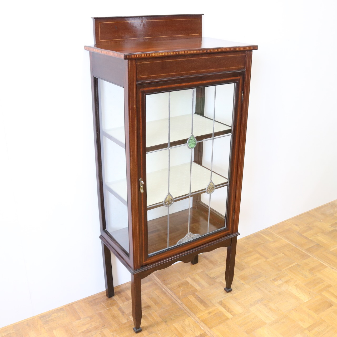 グラスキャビネット