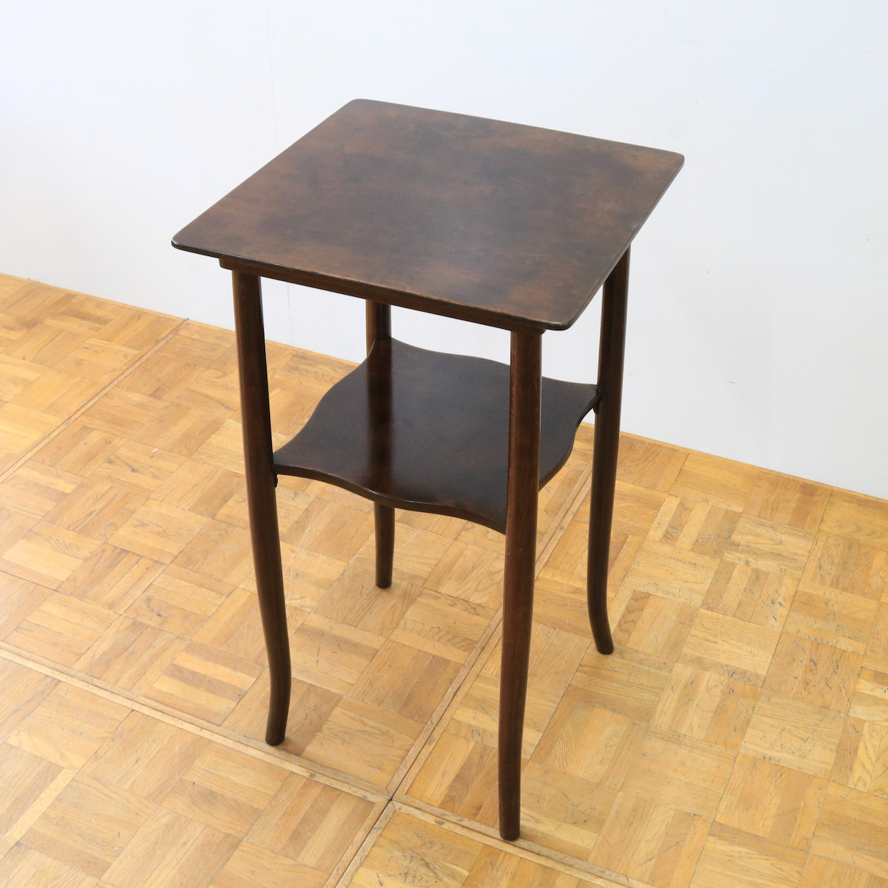 サイドテーブル