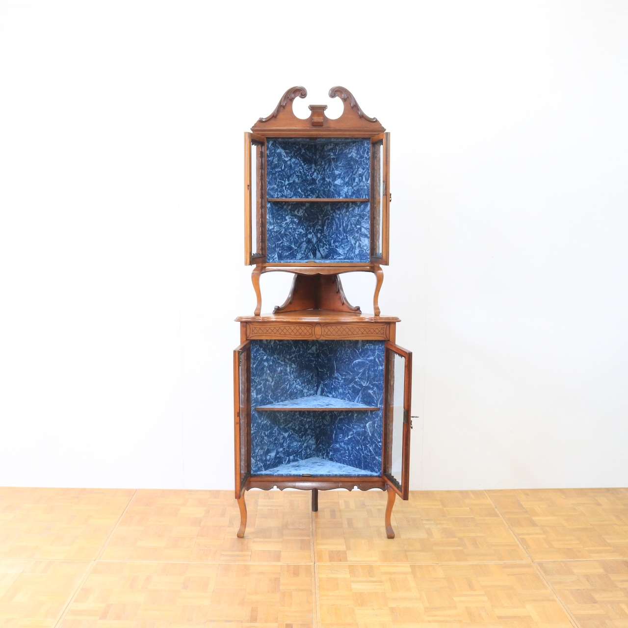 コーナーキャビネット