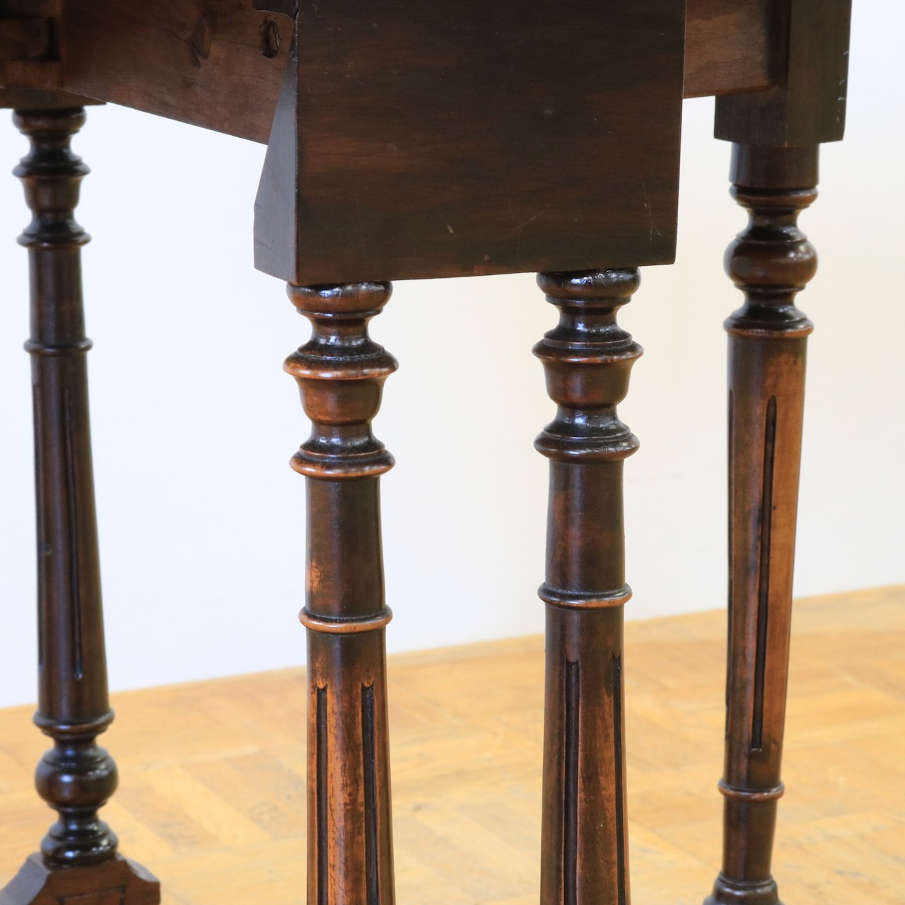 ドロップリーフテーブル