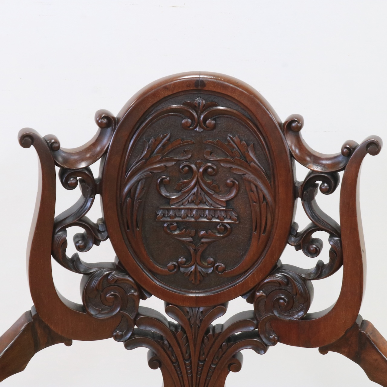 アームチェアー