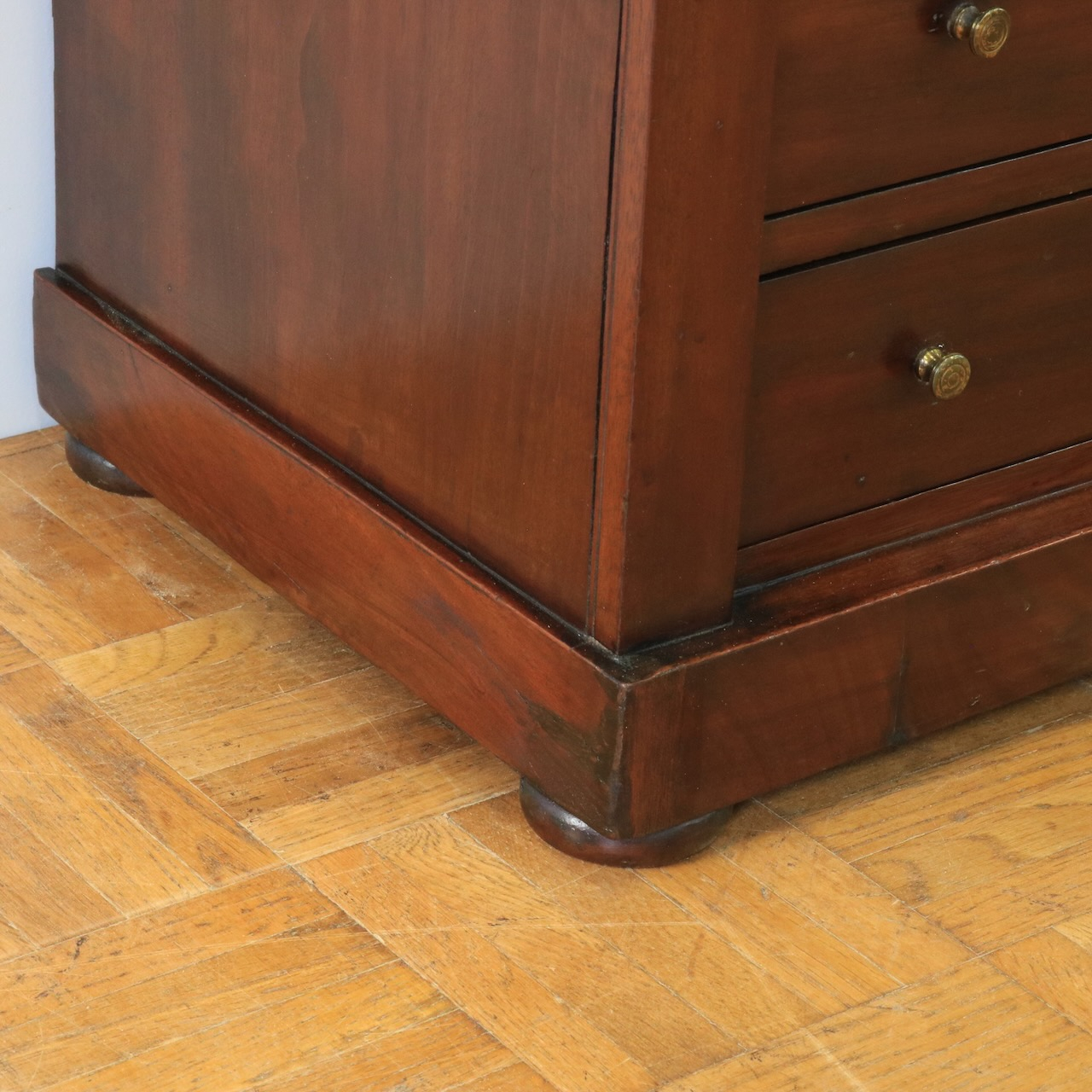 ベッドサイドチェスト