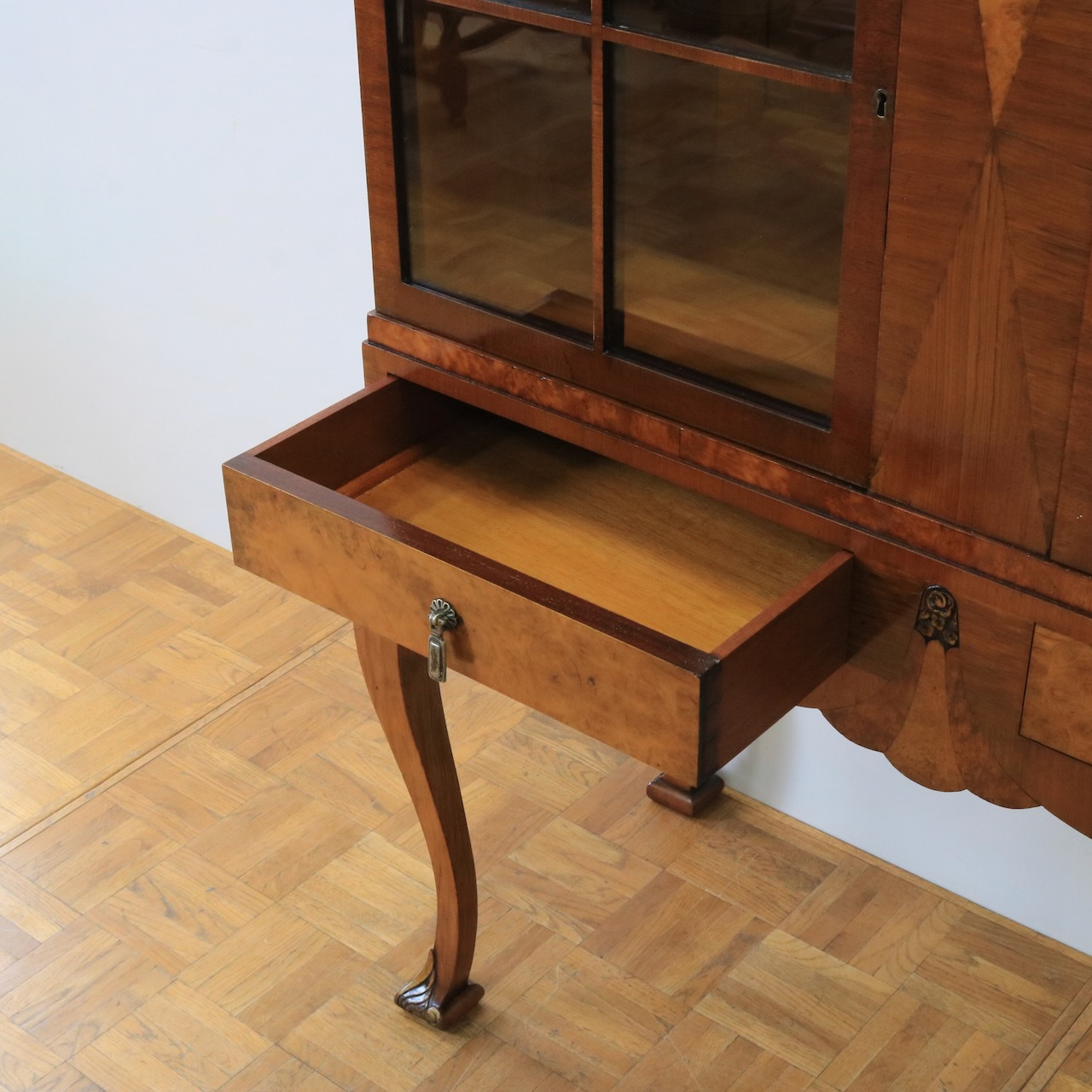 グラスキャビネット