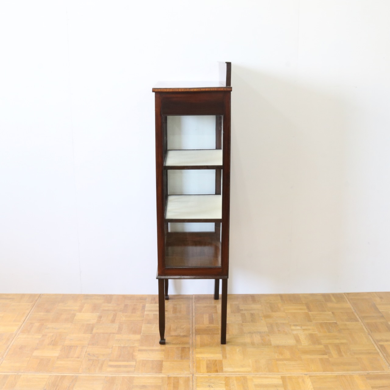 グラスキャビネット