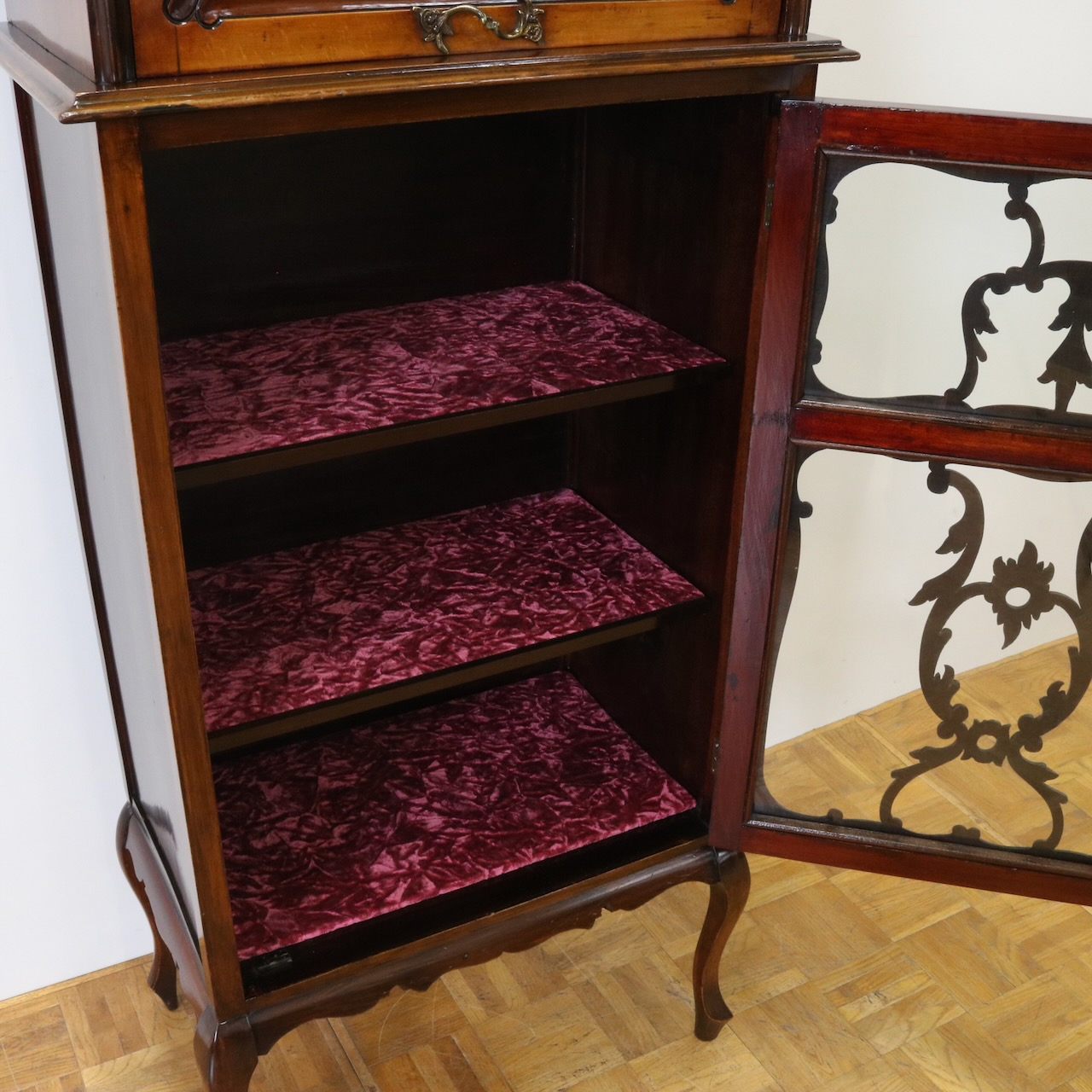 グラスキャビネット