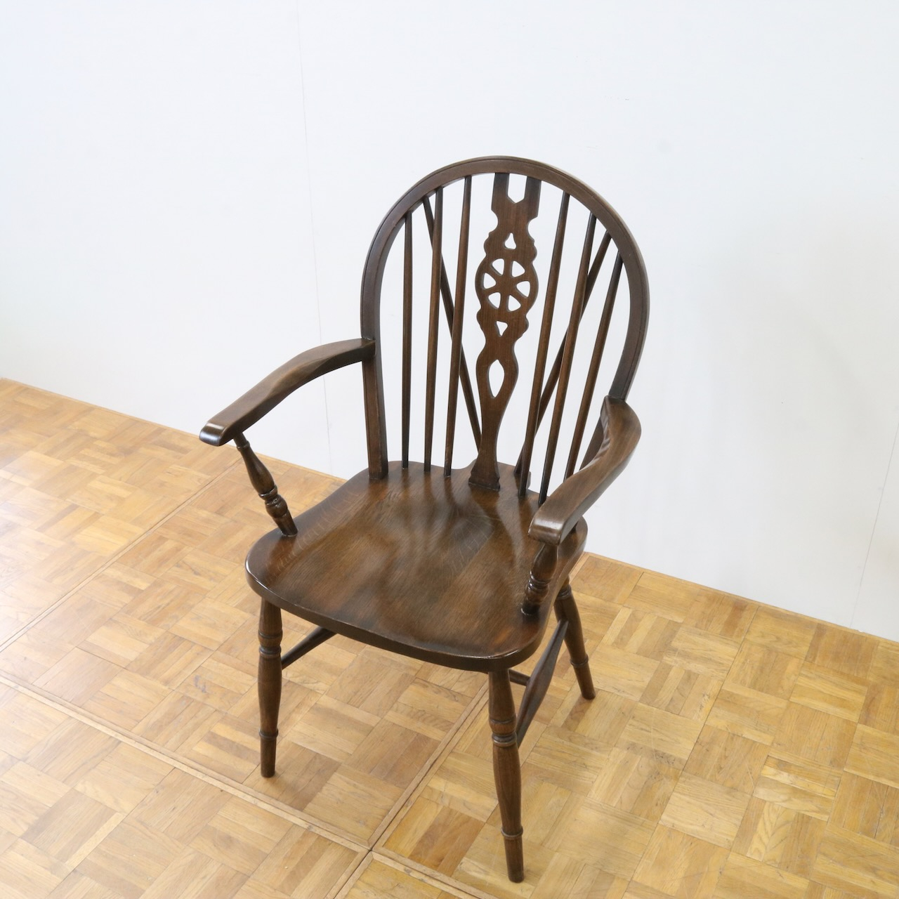 アームチェアー