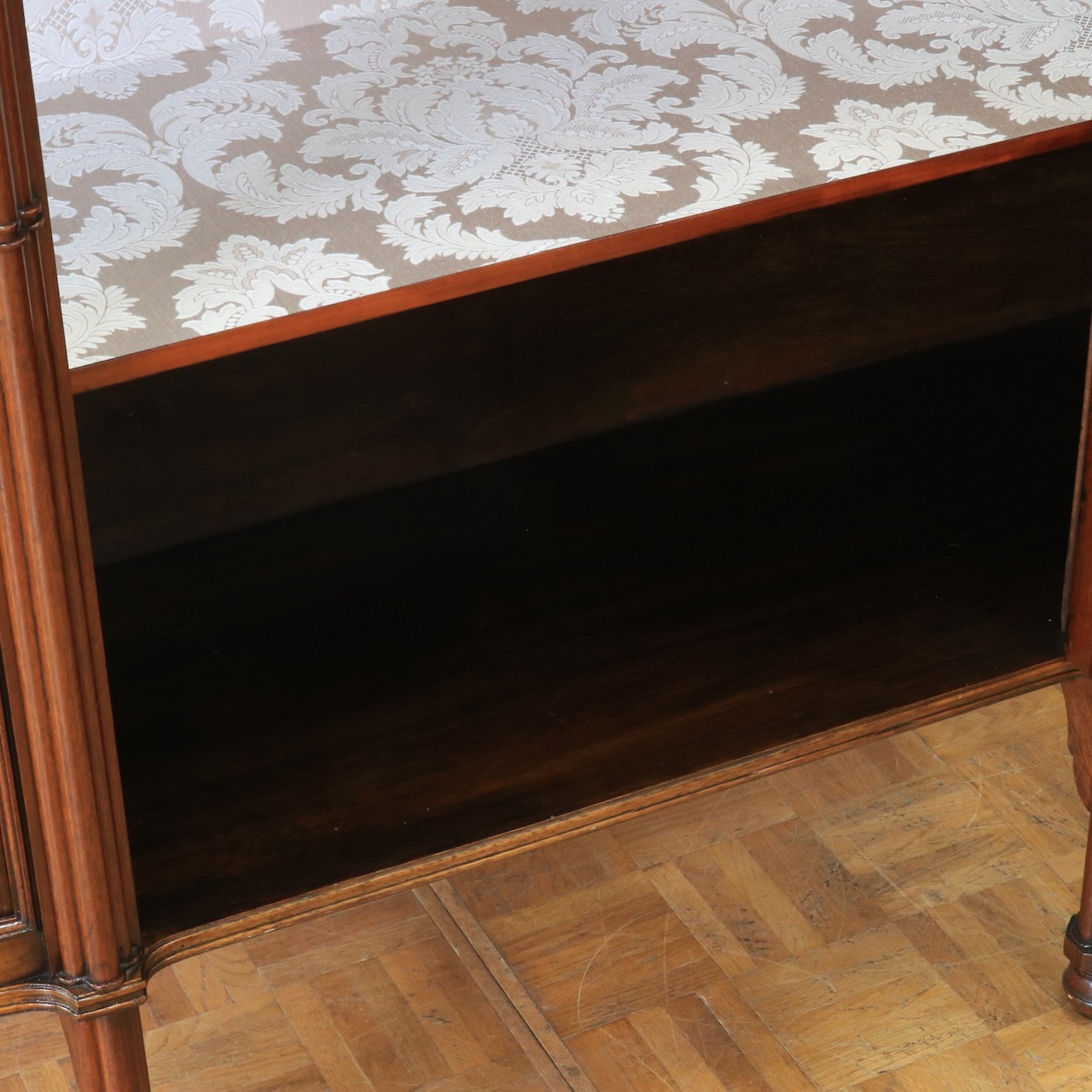 グラスキャビネット