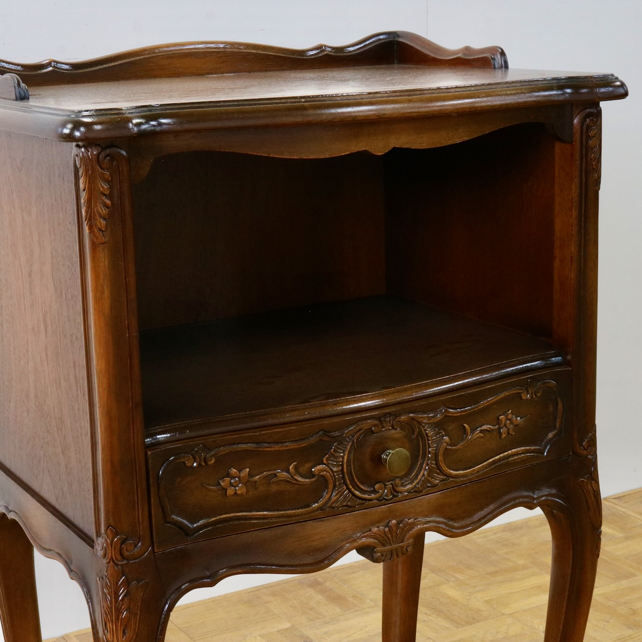 ペディスタルカップボード