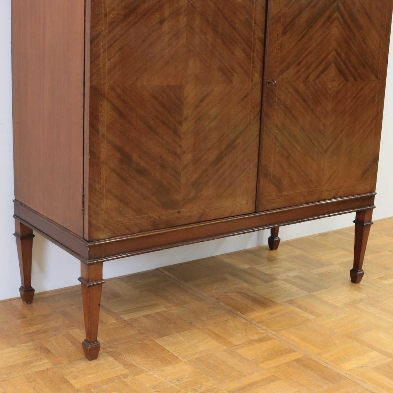 グラスキャビネット