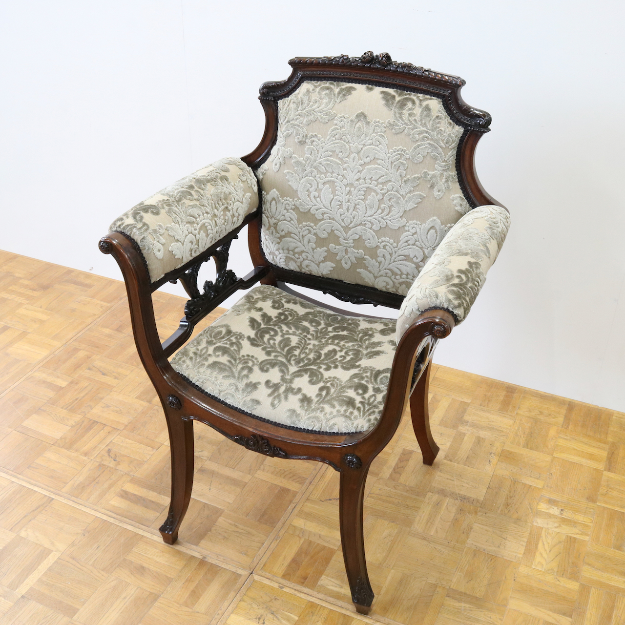 アームチェアー