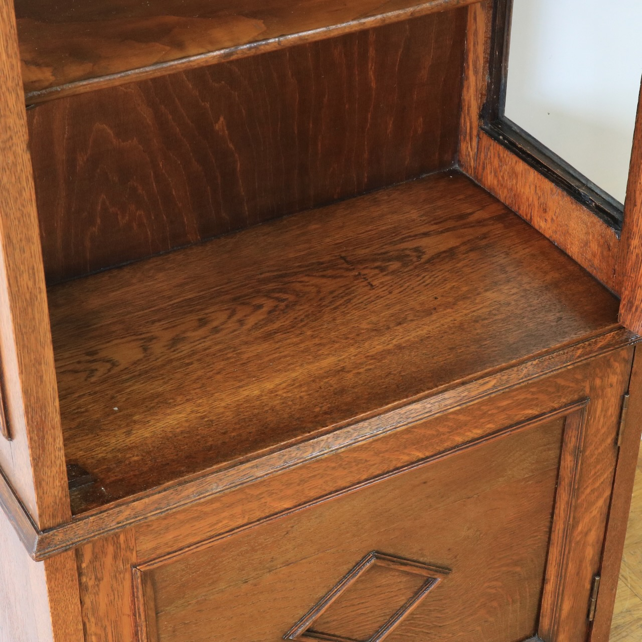 グラスキャビネット