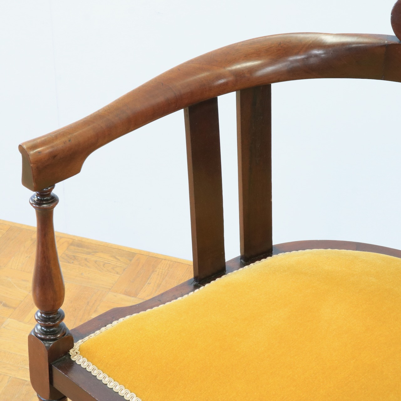 アームチェアー