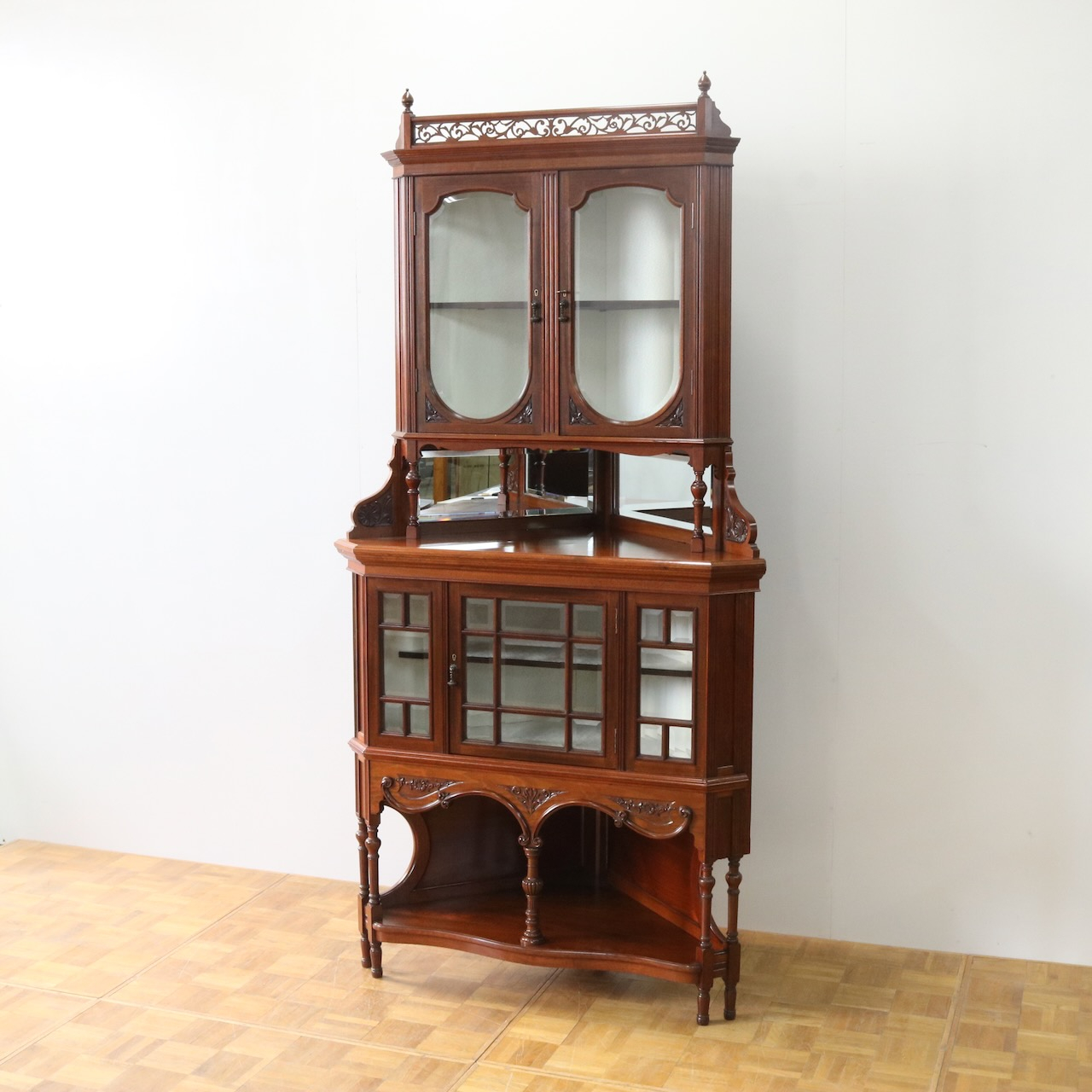 コーナーキャビネット