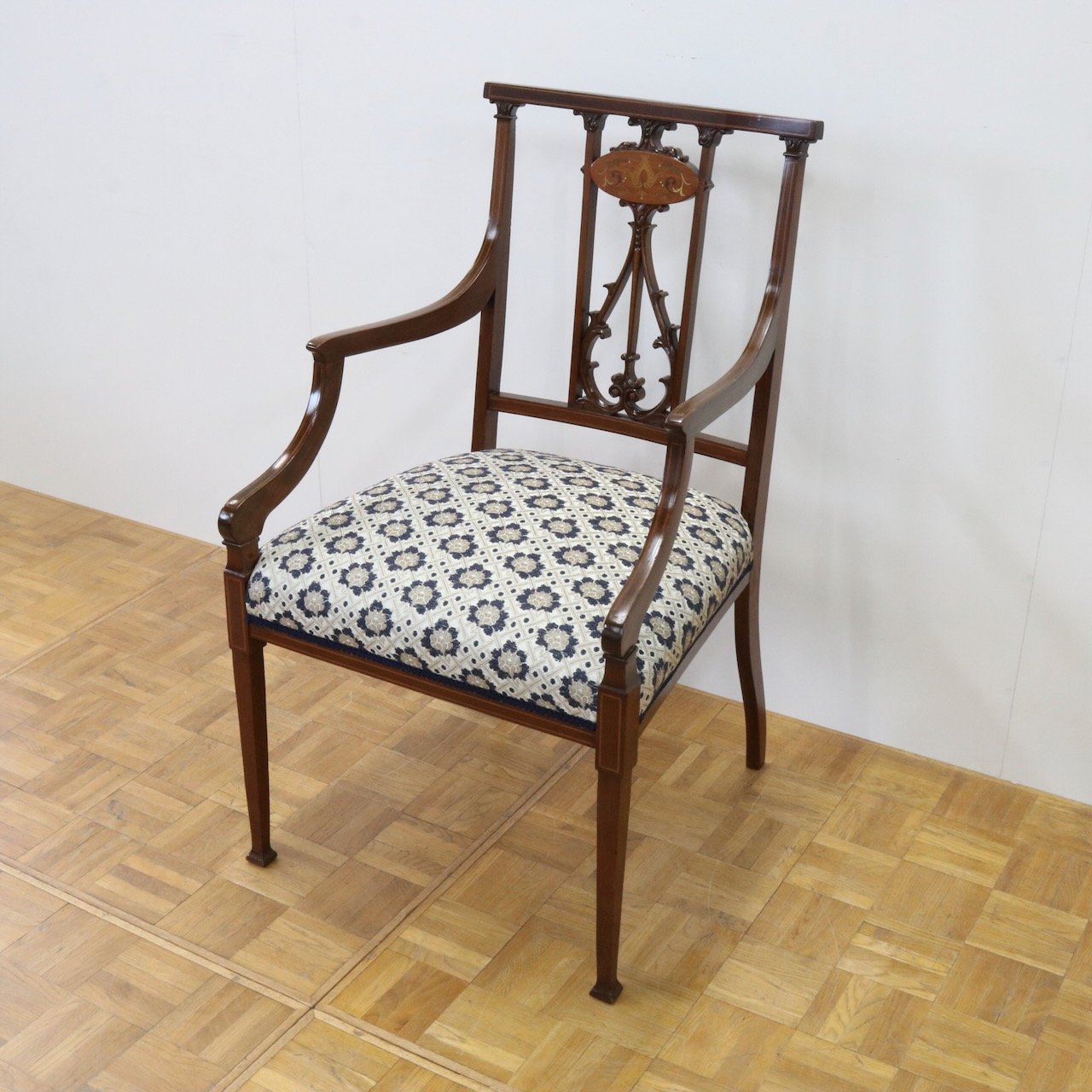 アームチェアー