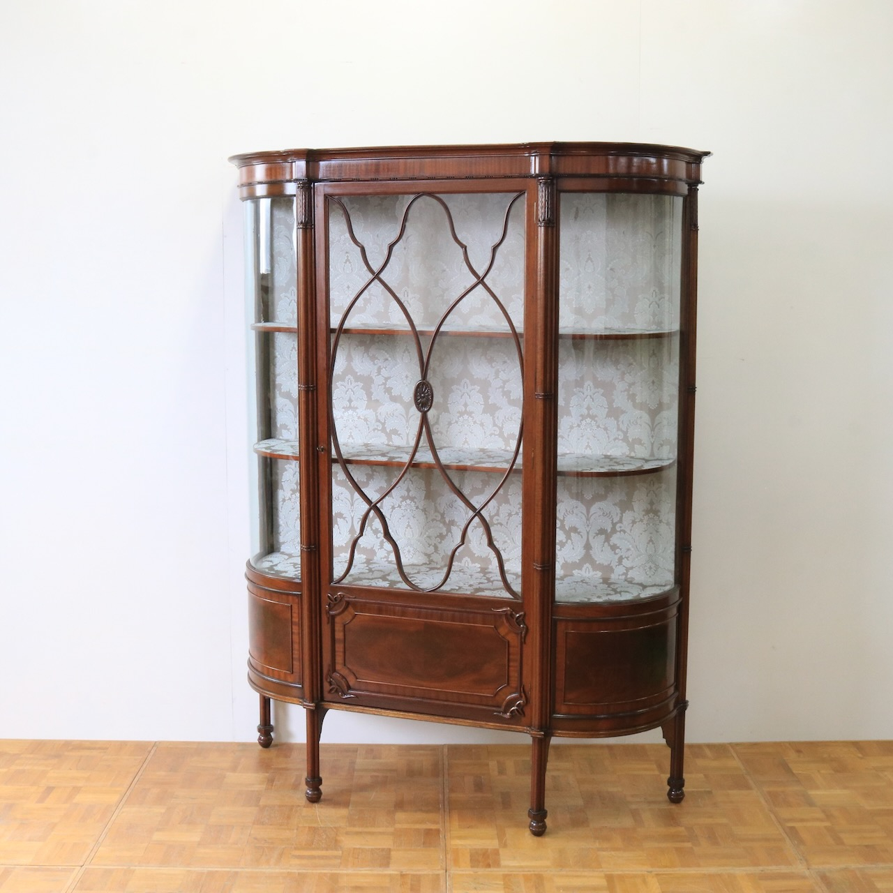 グラスキャビネット