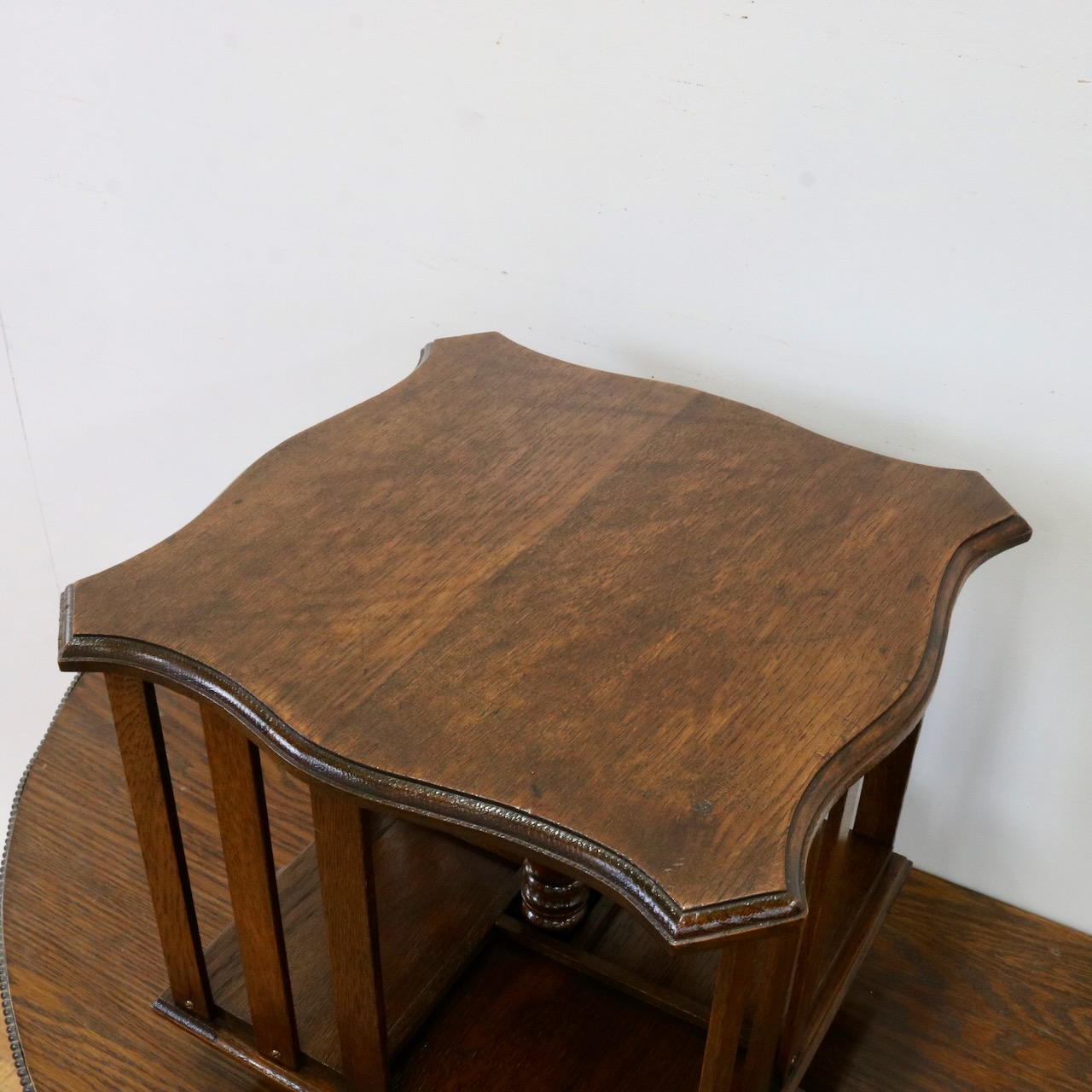 リボルビングブックケース