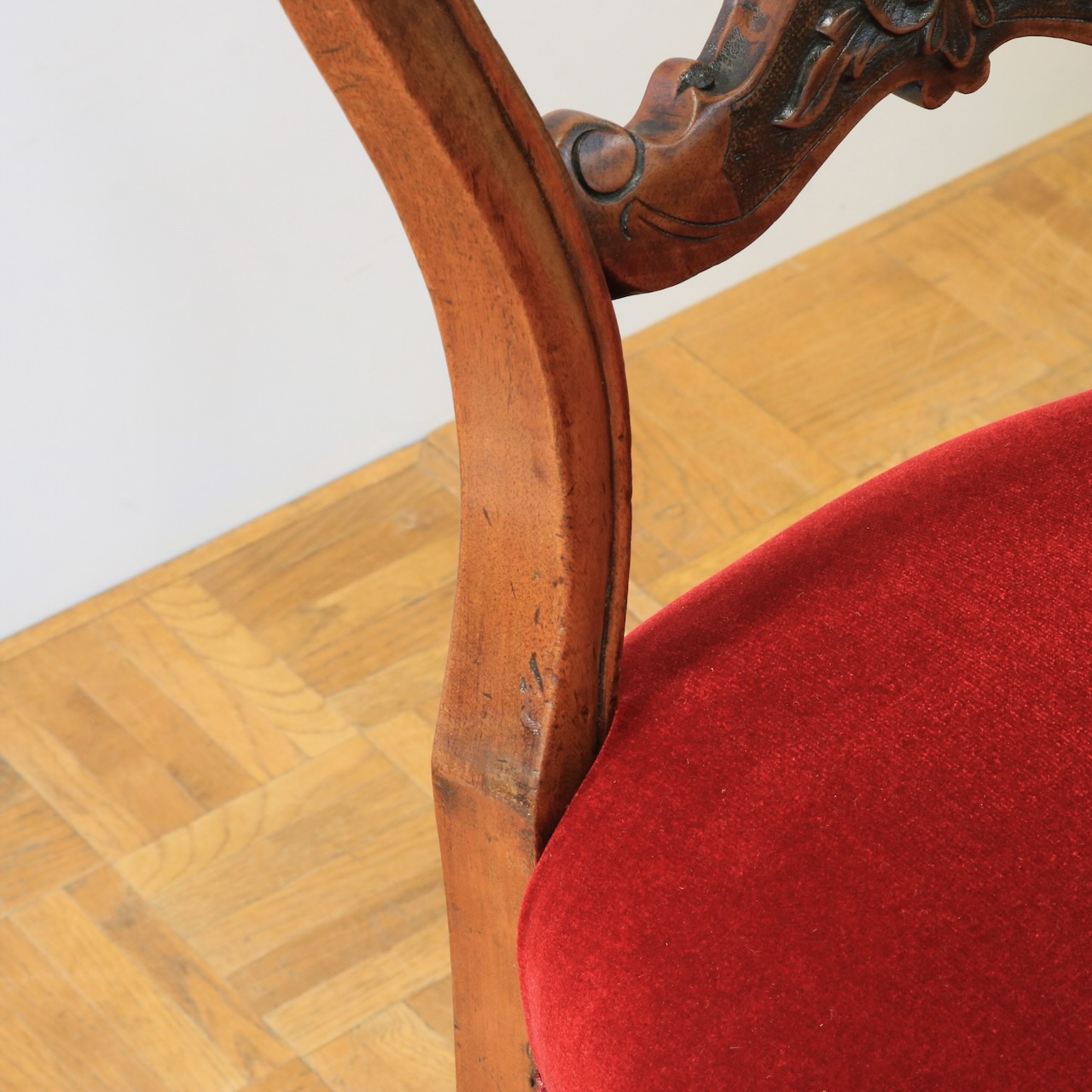 バルーンバックチェアー